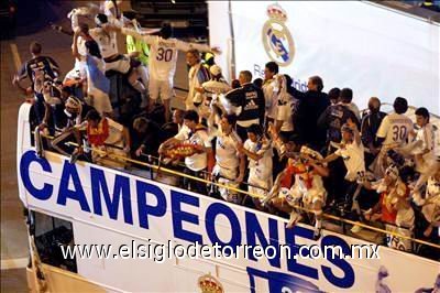 La plantilla del Real Madrid, que se dirigió a la emblemática plaza de Cibeles, en el corazón de la ciudad, en un autobús descubierto para festejar el título con sus seguidores.