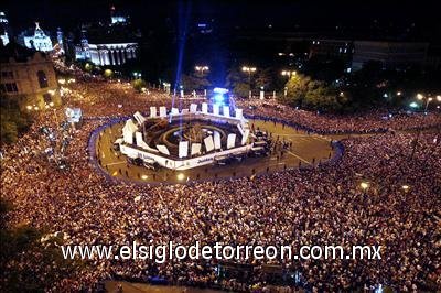 Cientos de aficionados rodearon la fuente de Cibeles que llevaba cuatro temporadas sin recibir la visita de los hinchas madridistas.