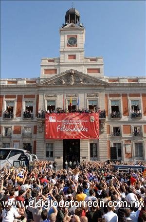 El alcalde de Madrid, recibió a los futbolistas del conjunto blanco en el consistorio de la capital de España, y, aseguró, tras ofrecer el trofeo liguero a las miles de personas congregadas en la Plaza de la Villa, que espera que la institución madridista 'sea una gran embajadora por el mundo para que Madrid consiga ser la sede de los Juegos Olímpicos del año 2016'.
