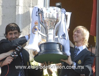 El cántico más coreado por los hinchas del Real Madrid concentrados en la plaza del Ayuntamiento, se referían a la inclusión de Raúl González y a José María Gutiérrez 'Guti' en la selección nacional. '¡Raúl selección!' y '¡Guti selección!' fueron los gritos que más repitieron los aficionados.
