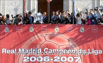 La plantilla del Real Madrid, con el presidente Ramón Calderón y el capitán Raúl González a la cabeza, se dio un baño de multitudes en el Ayuntamiento de Madrid, institución a la que el conjunto blanco ofreció su trigésimo título de Liga, logrado tras vencer al Mallorca en la última jornada del campeonato.