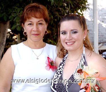 11062007
María Elena Chávez Velázquez junto a su mamá, Cuquis Velázquez de Chávez, anfitriona de su despedida.