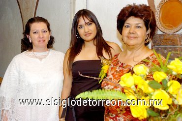 13062007
Alejandra Judith Fonseca Castañeda, en compañía de María del Socorro Castañeda y Ligia León, en su despedida de soltera.