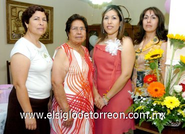 13062007
Laura Irene Rodríguez López fue despedida de su soltería con una fiesta organizada por su mamá, Magdalena López, así como por Enriqueta Sánchez y Gaby Rodríguez.