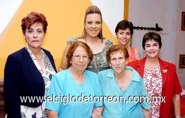 15062007
Ana Catalina con María Catalina del Río de Martínez, sus abuelitas Carmen Lozano Vda. de Martínez, Enriqueta Martínez Vda. del Río y sus tías Guadalupe del Río de Gasperin y María Asunción del Río de Sánchez.