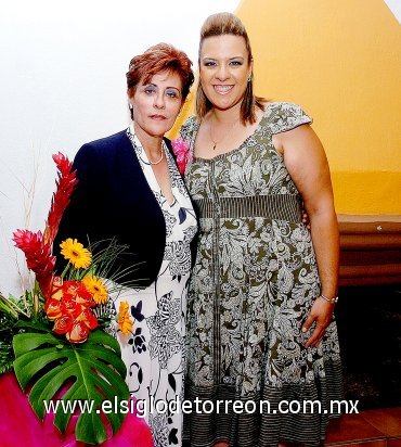 15062007
María Catalina del Río de Martínez organizó un convivio pre nupcial a su hija Ana Catalina.