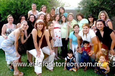 10062007
Bety Villegas de Ceniceros y Karla Villegas de Calderón disfrutaron de una fiesta con motivo del cercano nacimiento de sus respectivos bebés, organizada por Beatriz Flores de Villegas y Angélica Fematt.
