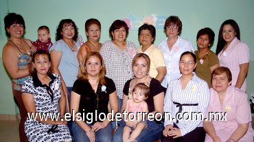 10062007
Carmen Yáñez de Márquez recibió muchas felicitaciones de sus amigas y familiares, en la fiesta de canastilla que le ofreció su mamá, Rosina Adame de Yáñez, con motivo del cercano nacimiento de su nenita.