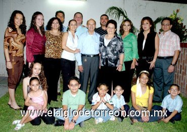 10062007
José Armando Ramírez y Teresa Ortega de Ramírez cumplieron 45 años de casados y fueron festejados, con un convivio organizado por su familia.