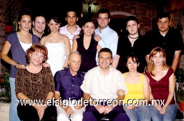 14062007
Carlos y Pamela, acompañados de Lourdes Llama, don Óscar González, Óscar González, Lupita de Wolf, Ema Alamán, Sofía González, Jorge Villegas, Óscar González Jr., Luli González, Ricardo Wolf y Oswaldo González.