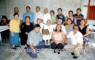 15062007
Doña Amelia Méndez Rodríguez festejó junto a sus nietos, bisnietos y tataranietos.