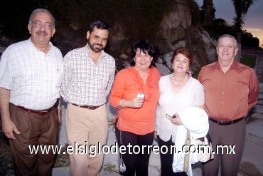 10062007
Alejandro Gidi, Antonio Méndez Vigatá, Gabriela Nava, señora de Iriarte y Javier Iriarte.