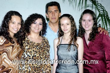 10062007
Eduardo Manzanera, Lupita de Manzanera, Karla, Karen y Daniela Manzanera, captados en reciente convivio.