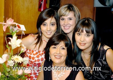 10062007
Miriam, Liliana y Luisa Guerrero Garza en compañía de su mamá, Miriam Garza Méndez, quien festejó 30 años al servicio del Magisterio.