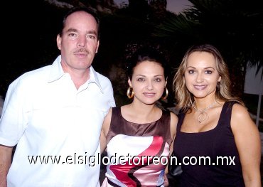 10062007
Roberto Quezada, Gretel de Quezada y Cristina de Nahle.