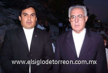 10062007
Víctor Manuel Gómez Hernández y el obispo de Torreón, José Guadalupe Galván Galindo.