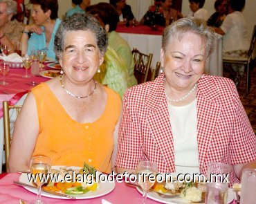 10062007
Victoria Angélica Tovar de Urrea y Martha de Flores, en un festejo de cumpleaños.