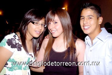 12062007
Andrea Maldonado, Andrea Luna y Alfredo.