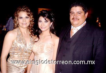 12062007
Jéssica Garza Zamonsett, en su fiesta de cumpleaños acompañada de  sus padres, Jesús Garza y Virginia Zamonsett de Garza.