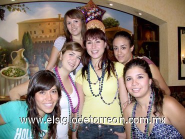 13062007
Ale Urby fue coronada princesa por sus amigas Jaqueline Iracheta, Patricia Vega, Blanca Álvarez, Aideé García y Judith Annett.