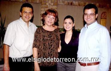 14062007
Carlos George Villalobos y Pamela Wolf González, en la despedida de solteros que les ofrecieron Óscar y Lourdes Llama.