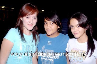 14062007
Denk Cortez, Valeria Quiroz y Daniela Quiroz, en pasado evento escolar.