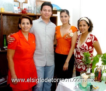 16062007
Cecilia Jiménez Berumen, Rafael Luna y Valencia, acompañados de Georgina Chávez de Madinaveitia y Coquis Madinaveitia, anfitrionas de su fiesta de despedida.