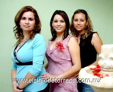 16062007
Claudia Boone Brizuela con las organizadoras de su fiesta de despedida, María de Lourdes y Adriana Boone.