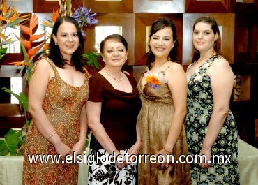 16062007
Liz en compañía de Paola Beaston, Elizabeth de De la Peña y Cynthia de la Peña, anfitrionas de la despedida.