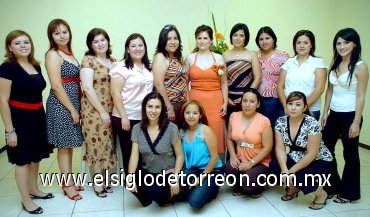 17062007
Esmeralda Ogazón Rangel recibió muchas felicitaciones de sus amigas y familiares, con motivo de su próxima boda con Édgar Alejandro Pineda.