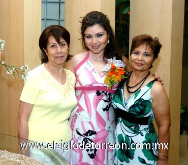 17062007
Sandra Castro Rodríguez junto a Angelina Rodríguez y Martha García de Rodríguez, anfitrionas de su despedida.
