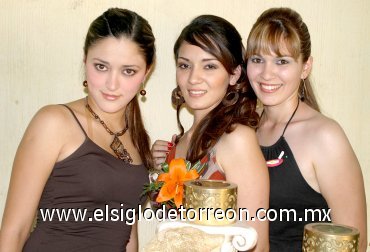18062007
Adriana Ramírez Menchaca junto a su hermana, Verónica Ramírez Menchaca y su cuñada, Susana Aguilar Garayda, en su fiesta pre nupcial.