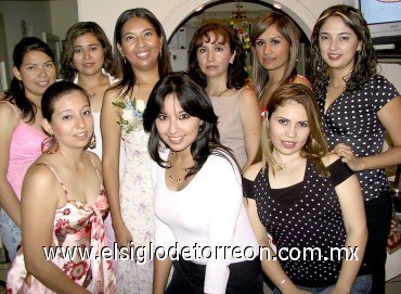 21062007
Irene Escobar Calleros junto a Gaby, Nora, Ale, Denisse, Karla, Mayra, Rosy, Lupita, Paty y Laura, en la despedida que le ofreció Alby Martínez Reyes con motivo de su próxima boda.