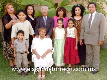 17062007
Doña Marisela Núñez de Jiménez fue festejada por su esposo Francisco Jiménez y sus hijos Francisco, Raymundo y Julia, nietos y  demás familiares, al cumplir 85 años de edad.