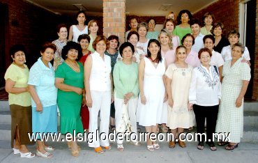 17062007
El grupo de Acción Social de Torreón se reunió para entregar el premio de 500 dólares, de su rifa que realizan cada año.