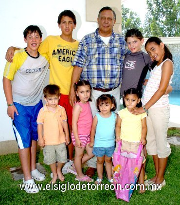 20062007
Don Roberto con sus nietos Eduardo Cepeda, Eduardo Siller, Luis Cantú, Marcela Cantú, Regina Cantú, Santiago Siller, Paty y Ana Paula Siller.