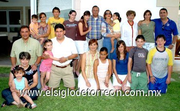 20062007
Don Roberto Siller Aguirre fue festejado por las familias Cantú Siller, Siller Ochoa, Cepeda Siller y Siller González.