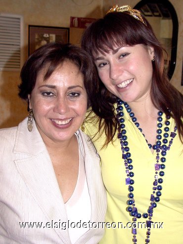 16062007
Alejandra Urby Castro, en compañía de su mamá Rosario Castro.