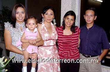 16062007
Belinda González García estuvo acompañada de familiares y amigas, en su fiesta de cumpleaños.