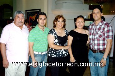 17062007
Agustín Alonso, Carlos Salcido, Rosario y Guadalupe Neri y Carlos Miguel.