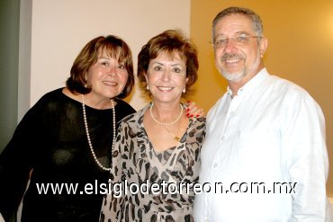 17062007
Eduardo Valencia, Dulce María Correa de Valencia y Caty Correa de Montaño.