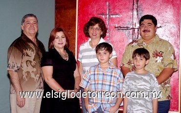 17062007
Fernando Hernández, Yelile Yamallel, Elsa de Yamallel, Fernando, Héctor y Fer Yamallel.
