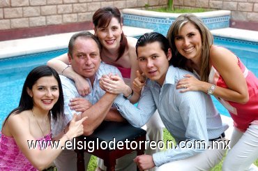 17062007
Jesús Manuel Pereyra Castañeda rodeado de sus hijos Mónica, Marcela, Lorelei y Jesús Manuel Pereyra, con quienes festejará hoy el Día del Padre.