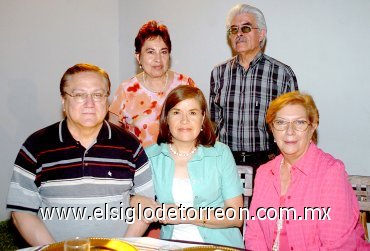 18062007
María Elena Villarreal, Luciano Juárez Sánchez, Arturo González Valdez, Blanca María González y Laura Elena Lobo de Segura.