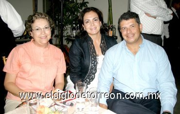 19062007
Blanca Lyvia Galán, María Teresa Muñoz de Díaz y Aldo Díaz.