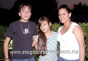 19062007
César, Areli y Esther Recio.