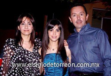 20062007
Ana Cris de la Peña Garza acompañada de sus papás, José Manuel de la Peña Cortés y Patricia Garza de De la Peña.