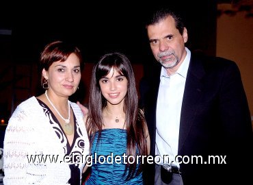 20062007
Ana Cris y sus tíos, Mayela Garza de Méndez y Heriberto Méndez.