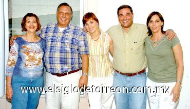 20062007
Don Roberto acompañado de su esposa María del Rosario García de Siller y sus hijos Marcela, Roberto y Charito Siller.