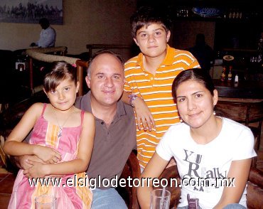 21062007
Cuauhtémoc Estrella, Alejandra Estrella y los niños Carlos y Bárbara Estrella.